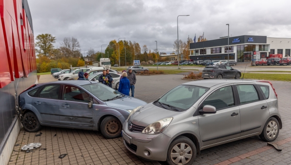 FOTOD Pedaalid segamini ajanud juht põrutas tagurpidi kaupluse seina